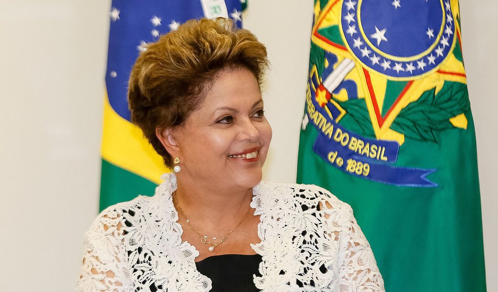 Brasília - DF, 12/03/2014. Presidenta Dilma Rousseff durante assinatura dos contratos de concessão das rodovias BR 163-MT, BR 163-MS e BR 040-DF, GO e MG. Foto: Roberto Stuckert Filho/PR (Foto: Roberta Namour) Brasília - DF, 12/03/2014. Presidenta Dilma Rousseff durante assinatura dos contratos de concessão das rodovias BR 163-MT, BR 163-MS e BR 040-DF, GO e MG. Foto: Roberto Stuckert Filho/PR