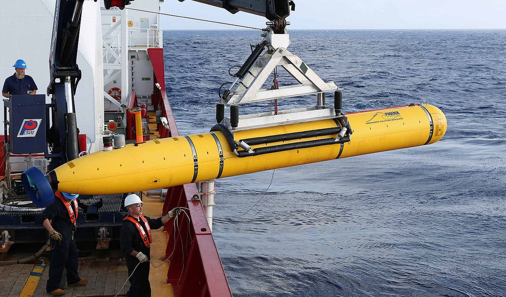 REFILE - CORRECTING BYLINE
Crew aboard the Australian Defence Vessel Ocean Shield move the U.S. Navy’s Bluefin-21 autonomous underwater vehicle into position for deployment in the southern Indian Ocean to look for the missing Malaysia Airlines flight M (Foto: Roberta Namour) REFILE - CORRECTING BYLINE
Crew aboard the Australian Defence Vessel Ocean Shield move the U.S. Navy’s Bluefin-21 autonomous underwater vehicle into position for deployment in the southern Indian Ocean to look for the missing Malaysia Airlines flight M