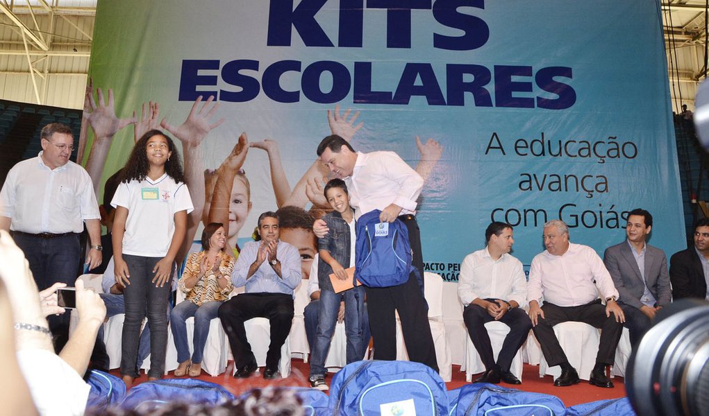 Perillo entrega kits escolares a cinco mil alunos (Foto: RODRIGO CABRAL) Perillo entrega kits escolares a cinco mil alunos