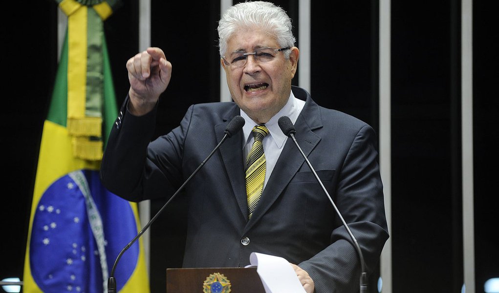 Senador Roberto Requião (PMDB-PR) propõe debate sobre reforma agrária e remessas de lucros (Foto: Leonardo Lucena) Senador Roberto Requião (PMDB-PR) propõe debate sobre reforma agrária e remessas de lucros