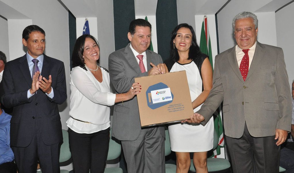 Governador Marconi Perillo, 220 tabletes beneficiando Municipios Goianos e Diretores de Escolas Estaduais.
Foto: Wagnas Cabral
Data: 06.03.14 (Foto: Realle Palazzo-Martini) Governador Marconi Perillo, 220 tabletes beneficiando Municipios Goianos e Diretores de Escolas Estaduais.
Foto: Wagnas Cabral
Data: 06.03.14