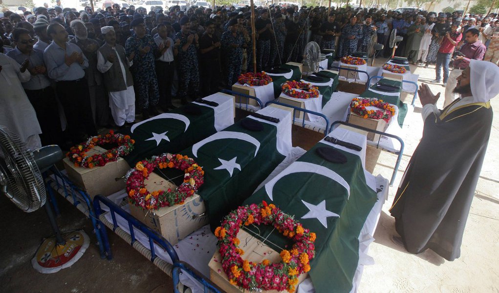 Funeral de membros das forças de segurança paquistanesas mortos durante um ataque ao aeroporto inernacional de Jinnah, em Karachi. 9/06/2014. REUTERS/Athar Hussain (Foto: Gisele Federicce) Funeral de membros das forças de segurança paquistanesas mortos durante um ataque ao aeroporto inernacional de Jinnah, em Karachi. 9/06/2014. REUTERS/Athar Hussain