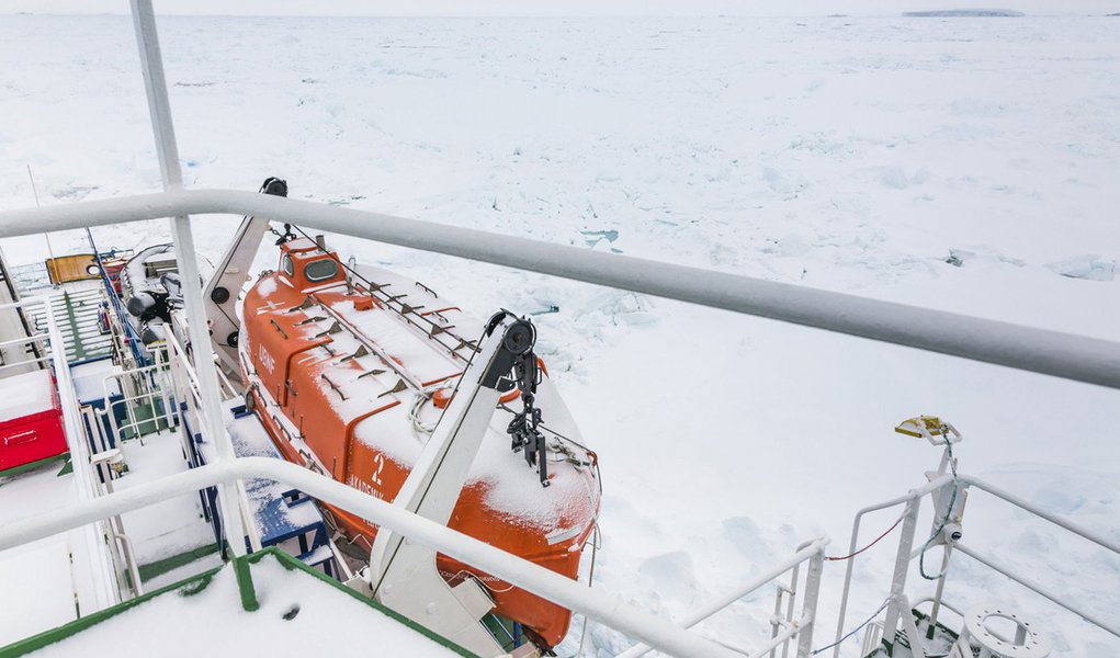 A thin coat of snow covers the deck of the trapped ship MV Akademik Shokalskiy in East Antarctica early December 29, 2013, some 100 nautical miles (185 km) east of French Antarctic station Dumont D'Urville and about 1,500 nautical miles (2,800 km) south o (Foto: Valter Lima) A thin coat of snow covers the deck of the trapped ship MV Akademik Shokalskiy in East Antarctica early December 29, 2013, some 100 nautical miles (185 km) east of French Antarctic station Dumont D'Urville and about 1,500 nautical miles (2,800 km) south o