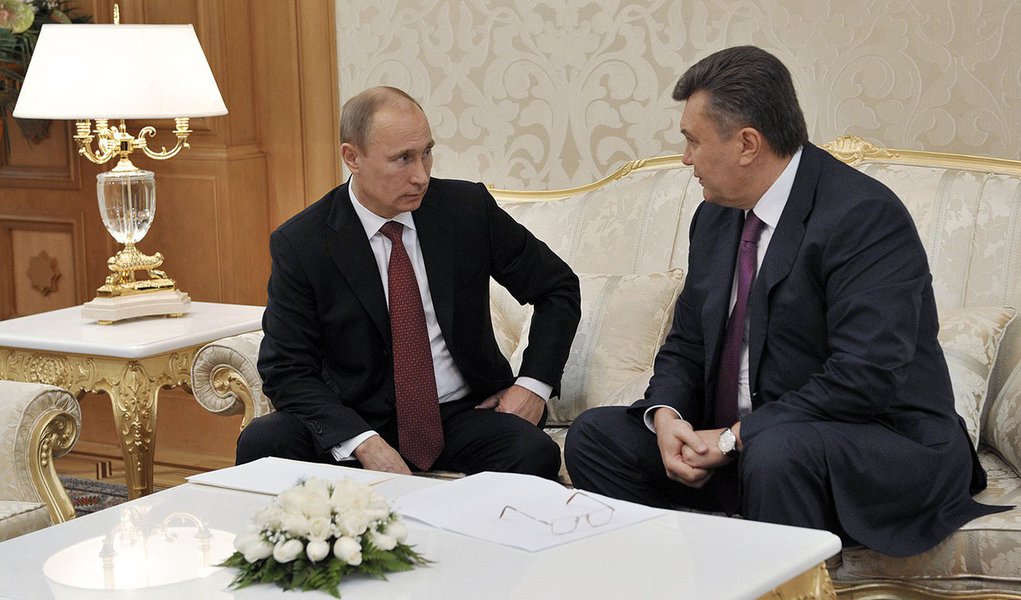 Russian President Vladimir Putin (L) speaks with his Ukrainian counterpart Viktor Yanukovich during their meeting in the Turkmen capital Ashgabat December 5, 2012. REUTERS/Alexei Nikolsky/RIA Novosti/Pool (TURKMENISTAN - Tags: POLITICS) THIS IMAGE HAS BEE (Foto: Roberta Namour) Russian President Vladimir Putin (L) speaks with his Ukrainian counterpart Viktor Yanukovich during their meeting in the Turkmen capital Ashgabat December 5, 2012. REUTERS/Alexei Nikolsky/RIA Novosti/Pool (TURKMENISTAN - Tags: POLITICS) THIS IMAGE HAS BEE