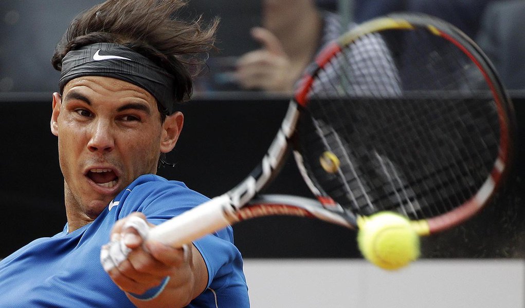 Rafael Nadal of Spain hits a return to Mikhail Youzhny of Russia during their men's singles match at the Rome Masters tennis tournament May 15, 2014. REUTERS/Max Rossi (ITALY - Tags: SPORT TENNIS) (Foto: Valter Lima) Rafael Nadal of Spain hits a return to Mikhail Youzhny of Russia during their men's singles match at the Rome Masters tennis tournament May 15, 2014. REUTERS/Max Rossi (ITALY - Tags: SPORT TENNIS)