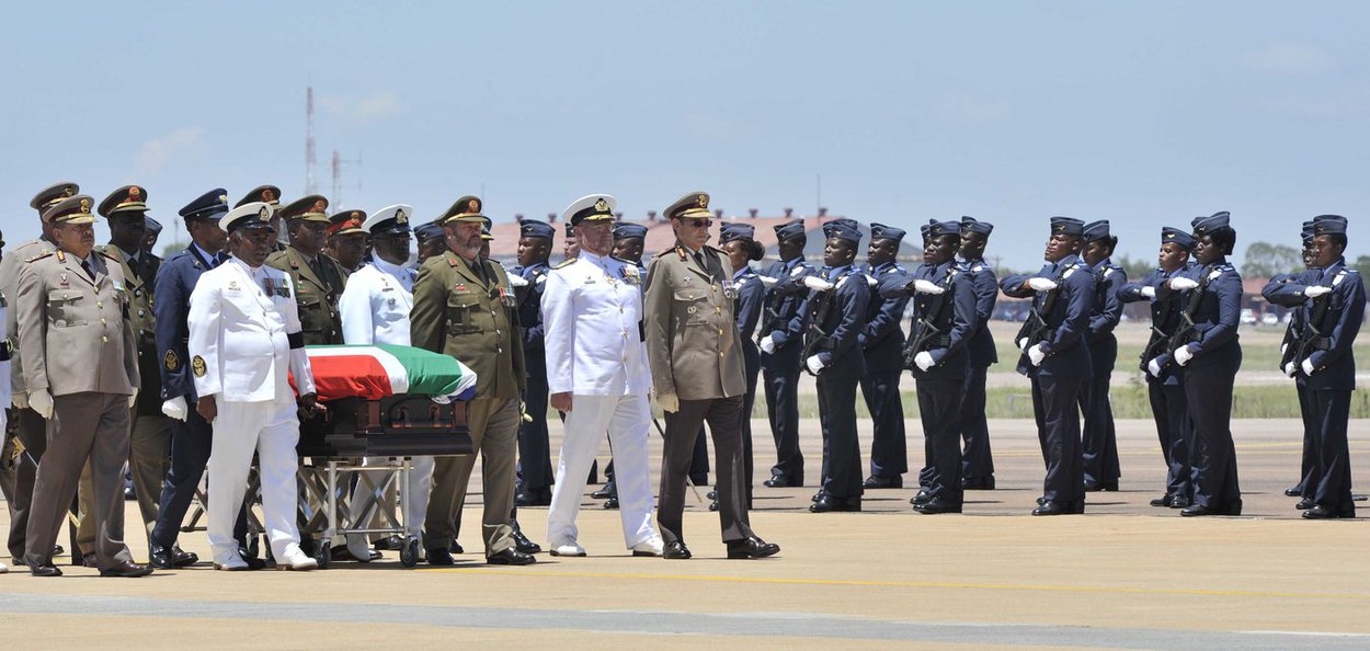 Former President Nelson Mandela remains being loaded onto SANDF Aircraft, transported to Eastern Cape from Air Force Base Waterkloof in Pretoria, where the ruling party will bid Madiba farewell. (Foto: Leonardo Attuch) Former President Nelson Mandela remains being loaded onto SANDF Aircraft, transported to Eastern Cape from Air Force Base Waterkloof in Pretoria, where the ruling party will bid Madiba farewell.