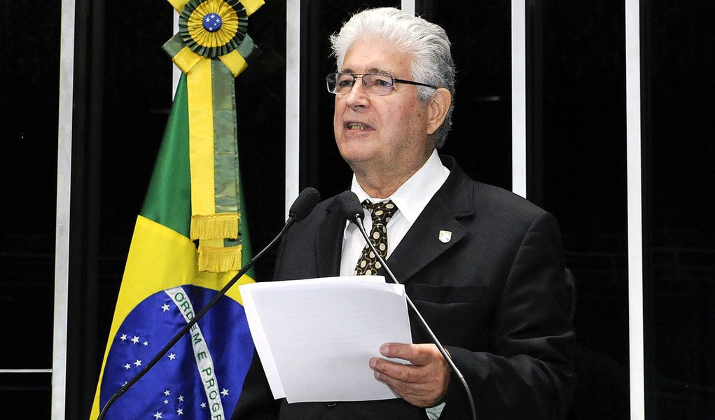 Senador Roberto Requião (PMDB-PR) denuncia o que chamou de processo de privatização do Banco do Brasil (Foto: Leonardo Lucena) Senador Roberto Requião (PMDB-PR) denuncia o que chamou de processo de privatização do Banco do Brasil