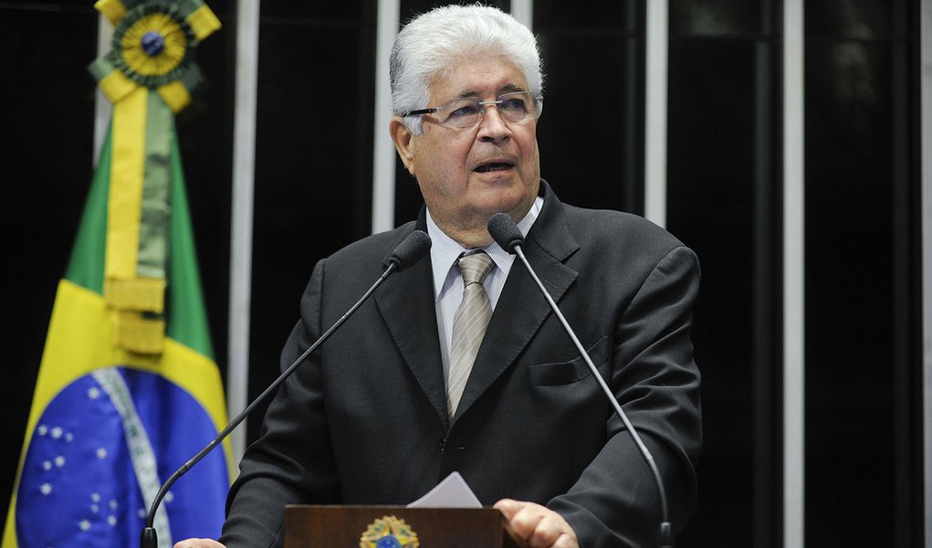 Senador Roberto Requião (PMDB-PR) critica pressão do governo para a não instalação da comissão parlamentar de inquérito que investigará o transporte público (Foto: Romulo Faro) Senador Roberto Requião (PMDB-PR) critica pressão do governo para a não instalação da comissão parlamentar de inquérito que investigará o transporte público