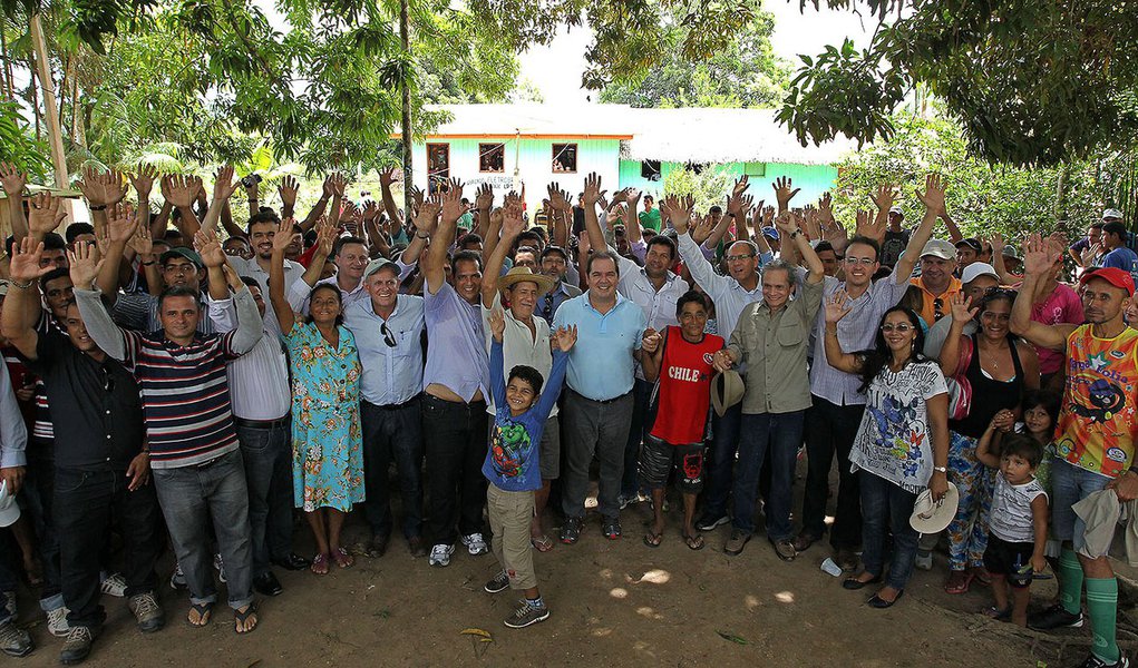 Foto: Gleilson Miranda/Secom
Marechal Thaumaturgo (Acre) A comunidade Triunfo, celebrou com muita alegria a chegada do governador Tião Viana que foi ao município fazer a entrega de 100 quilômetros de rede de energia elétrica do programa Luz Para Todos, c (Foto: Gisele Federicce) Foto: Gleilson Miranda/Secom
Marechal Thaumaturgo (Acre) A comunidade Triunfo, celebrou com muita alegria a chegada do governador Tião Viana que foi ao município fazer a entrega de 100 quilômetros de rede de energia elétrica do programa Luz Para Todos, c