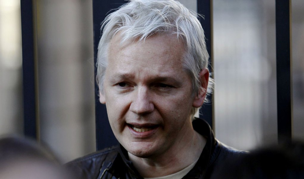 WikiLeaks founder Julian Assange speaks to protesters outside St Paul's Cathedral, next to the London Stock Exchange, in central London October 15, 2011. Demonstrators worldwide shouted their rage on Saturday against bankers and politicians they accuse o (Foto: Gisele Federicce) WikiLeaks founder Julian Assange speaks to protesters outside St Paul's Cathedral, next to the London Stock Exchange, in central London October 15, 2011. Demonstrators worldwide shouted their rage on Saturday against bankers and politicians they accuse o