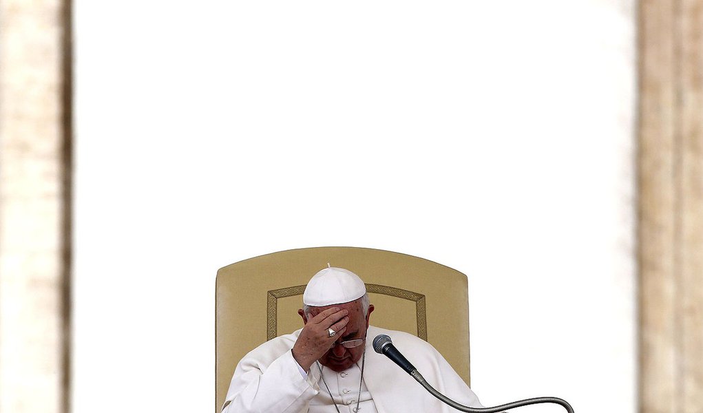 Pope Francis touches his forehead as he leads the general audience in Saint Peter's square at the Vatican April 9, 2014. REUTERS/Alessandro Bianchi (VATICAN - Tags: RELIGION) (Foto: Gisele Federicce) Pope Francis touches his forehead as he leads the general audience in Saint Peter's square at the Vatican April 9, 2014. REUTERS/Alessandro Bianchi (VATICAN - Tags: RELIGION)