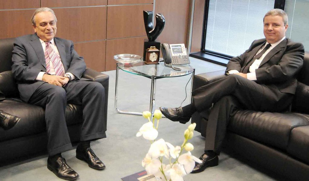 O governador Antonio Anastasia recebeu, nesta terça-feira (01º/03), no Palácio Tiradentes, o presidente nacional do Partido da Social Democracia Brasileira (PSDB), deputado federal Sérgio Guerra, acompanhado do deputado federal Rodrigo de Castro.
Foto (Foto: Leonardo Lucena) O governador Antonio Anastasia recebeu, nesta terça-feira (01º/03), no Palácio Tiradentes, o presidente nacional do Partido da Social Democracia Brasileira (PSDB), deputado federal Sérgio Guerra, acompanhado do deputado federal Rodrigo de Castro.
Foto