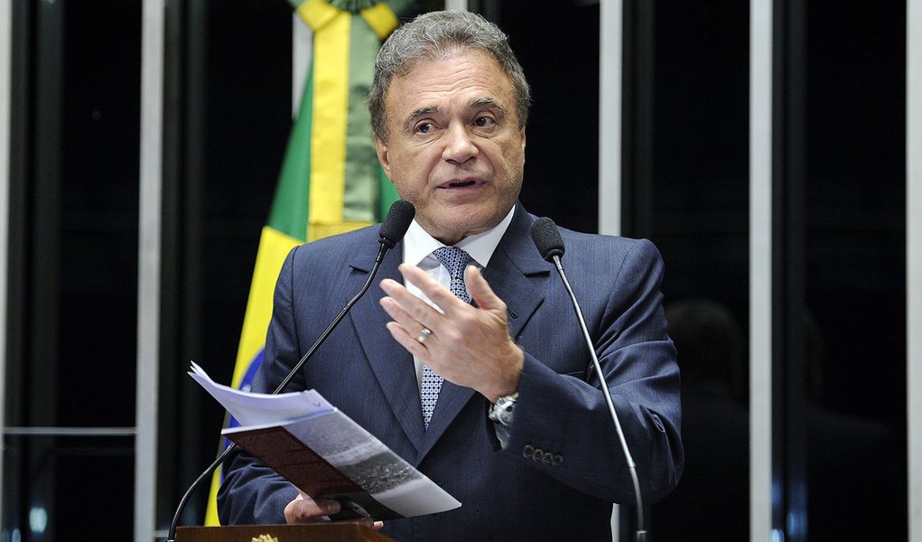Senador Alvaro Dias (PSDB-PR) diz que há leis para coibir a violência das torcidas nos estádios de futebol (Foto: Roberta Namour) Senador Alvaro Dias (PSDB-PR) diz que há leis para coibir a violência das torcidas nos estádios de futebol