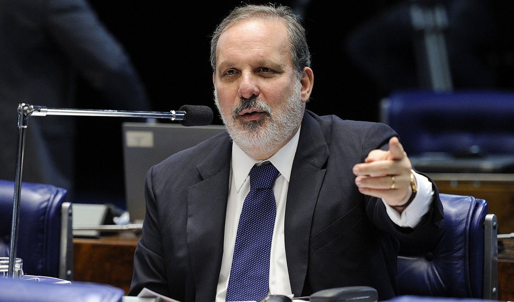 Em aparte, o senador Armando Monteiro (PTB-PE) diz que há segurança no sistema de abastecimento de energia do país (Foto: Paulo Emílio) Em aparte, o senador Armando Monteiro (PTB-PE) diz que há segurança no sistema de abastecimento de energia do país