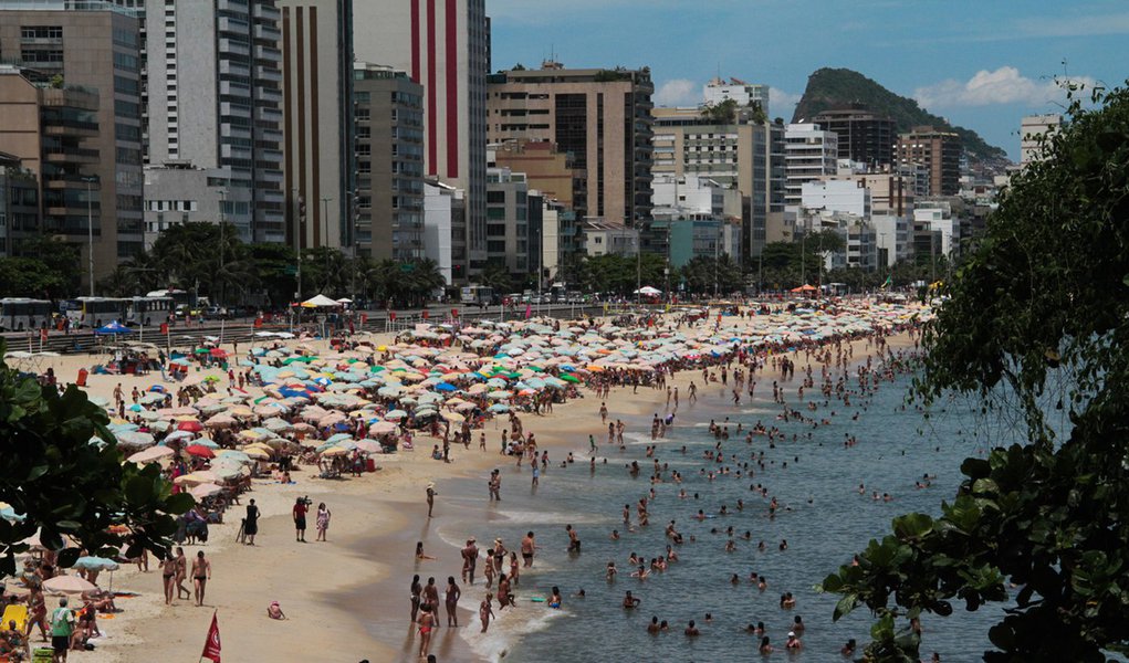 RIO DE JANEIRO, RJ, 30.12.2013: CLIMA/RJ - Banhistas aproveitam segunda-feira ensolarada nas praias de Ipanema e Leblon, zona sul da cidade. (Foto. Néstor J. Beremblum / Brazil Photo Press/Folhapress) (Foto: Leonardo Attuch) RIO DE JANEIRO, RJ, 30.12.2013: CLIMA/RJ - Banhistas aproveitam segunda-feira ensolarada nas praias de Ipanema e Leblon, zona sul da cidade. (Foto. Néstor J. Beremblum / Brazil Photo Press/Folhapress)