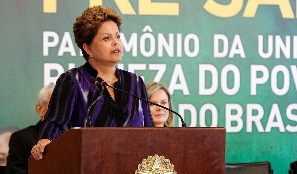 Presidenta Dilma Rousseff durante cerimônia com participantes da IV Conferência Nacional Infantojuvenil pelo Meio Ambiente - IV CNIJMA. (Brasília - DF, 02/12/2013) (Foto: Valter Lima) Presidenta Dilma Rousseff durante cerimônia com participantes da IV Conferência Nacional Infantojuvenil pelo Meio Ambiente - IV CNIJMA. (Brasília - DF, 02/12/2013)