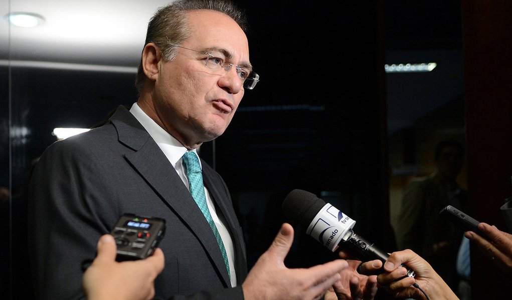 Brasília - O presidente do Senado, Renan Calheiros, fala a respeito dos salários pagos pelo Senado acima do teto constitucional. Renan garantiu que a devolução das quantias extras pagas nos últimos anos aos 464 servidores será feita na folha deste mês (Foto: Roberta Namour) Brasília - O presidente do Senado, Renan Calheiros, fala a respeito dos salários pagos pelo Senado acima do teto constitucional. Renan garantiu que a devolução das quantias extras pagas nos últimos anos aos 464 servidores será feita na folha deste mês