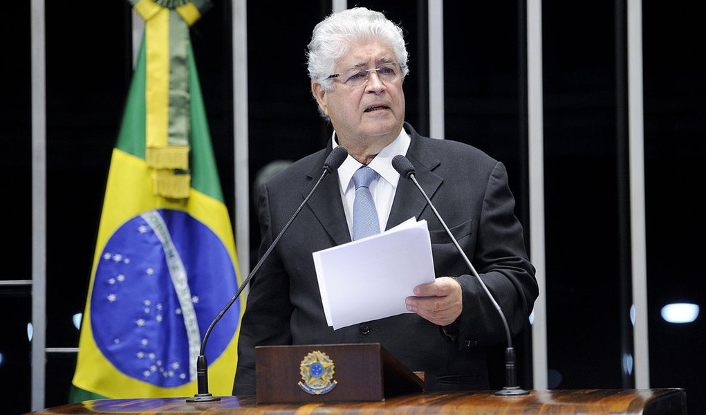Senador Roberto Requião (PMDB-PR) cobra a Mesa do Senado pelo exame de dois requerimentos apresentados por ele, com o objetivo de obter informações sobre dívidas das Organizações Globo (Foto: Roberta Namour) Senador Roberto Requião (PMDB-PR) cobra a Mesa do Senado pelo exame de dois requerimentos apresentados por ele, com o objetivo de obter informações sobre dívidas das Organizações Globo