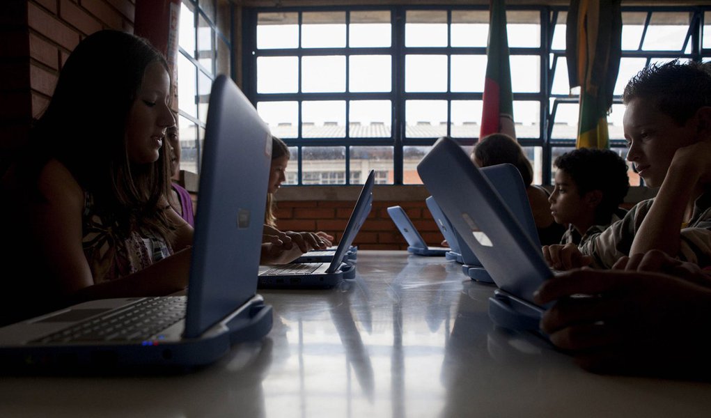 PASSOFUNDO, RS, BRASIL, 05.12.12 - Entrega de computadores para alunos da escola, Volmar Antônio Salton. Foto: Pedro Revillion/Palácio Piratini (Foto: Leonardo Lucena) PASSOFUNDO, RS, BRASIL, 05.12.12 - Entrega de computadores para alunos da escola, Volmar Antônio Salton. Foto: Pedro Revillion/Palácio Piratini