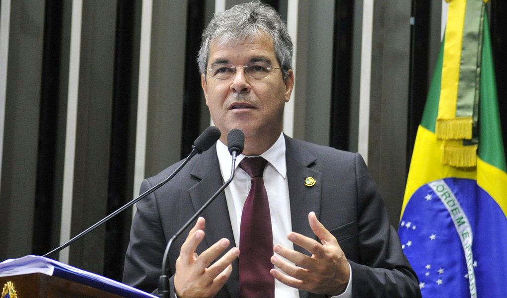 Senador Jorge Viana (PT-AC) elogia voto de quatro ministros do Supremo Tribunal Federal (STF) favoráveis ao fim das doações de pessoas jurídicas a campanhas eleitorais (Foto: Gisele Federicce) Senador Jorge Viana (PT-AC) elogia voto de quatro ministros do Supremo Tribunal Federal (STF) favoráveis ao fim das doações de pessoas jurídicas a campanhas eleitorais
