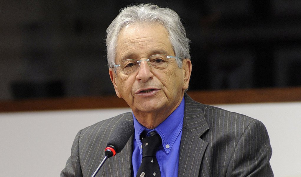 Plenário 9
Comissão de Direitos Humanos
Seminário "Direitos HUmanos e Política Externa"
Mesa:
Camila Asano, Comitê Brasileiro de Direitos Humanos e Política Externa e da Conectas Direitos Humanos
Dep. Fernando Gabeira, representante da campanha da Ma (Foto: Realle Palazzo-Martini) Plenário 9
Comissão de Direitos Humanos
Seminário "Direitos HUmanos e Política Externa"
Mesa:
Camila Asano, Comitê Brasileiro de Direitos Humanos e Política Externa e da Conectas Direitos Humanos
Dep. Fernando Gabeira, representante da campanha da Ma