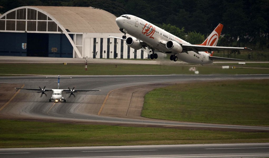SÃO PAULO, SP, BRASIL, 14-03-2011, 18h00: AEROPORTO DE GUARULHOS. Atraso no inicio das obras no aeroporto de Cumbica. A reforma na pista, marcada para março vai atrasar, pois os voos terão que ser redirecionados e não existe nenhum aeroporto em são PAulo (Foto: Renan Calheiros) SÃO PAULO, SP, BRASIL, 14-03-2011, 18h00: AEROPORTO DE GUARULHOS. Atraso no inicio das obras no aeroporto de Cumbica. A reforma na pista, marcada para março vai atrasar, pois os voos terão que ser redirecionados e não existe nenhum aeroporto em são PAulo