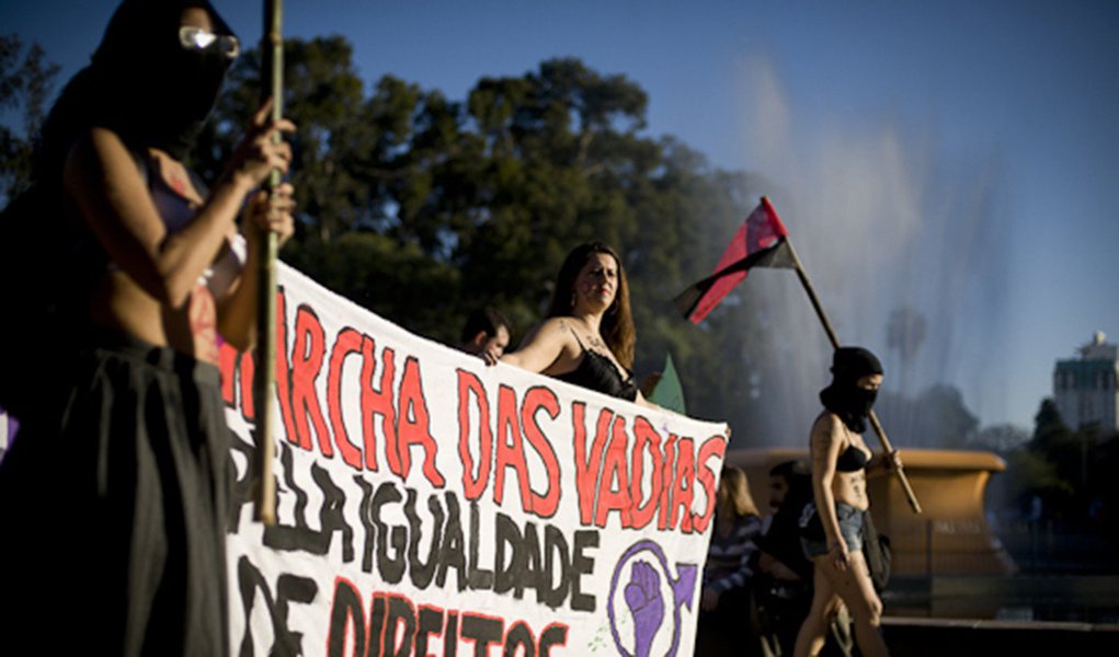 2013.05.26 - Porto Alegre/RS/Brasil - Milhares de homens e mulheres fazem a Marcha das Vadias, no Parque Farroupilha. Foto: Ramiro Furquim/Sul21.com.br (Foto: Gisele Federicce) 2013.05.26 - Porto Alegre/RS/Brasil - Milhares de homens e mulheres fazem a Marcha das Vadias, no Parque Farroupilha. Foto: Ramiro Furquim/Sul21.com.br