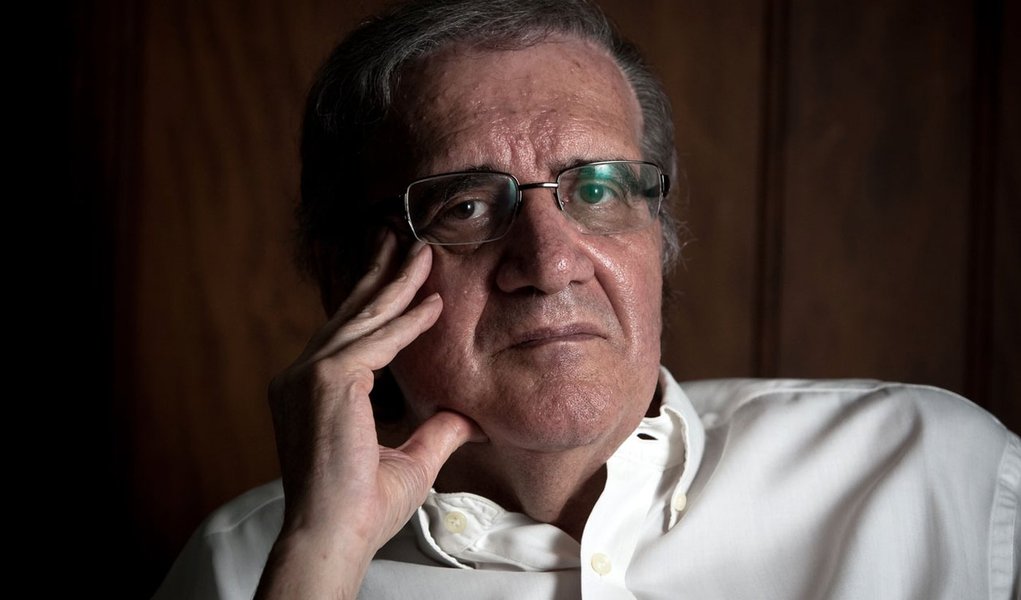 SÃO PAULO, SP, BRASIL, 20-01-2011, 15h30: Entrevista com o ex-presidente do palmeiras Luiz Gonzaga Belluzo, em seu apartamento em Pinheiros. (Foto: Letícia Moreira/Folhapress, MÔNICA BERGAMO) *** EXCLUSIVO FOLHA*** (Foto: Leonardo Attuch) SÃO PAULO, SP, BRASIL, 20-01-2011, 15h30: Entrevista com o ex-presidente do palmeiras Luiz Gonzaga Belluzo, em seu apartamento em Pinheiros. (Foto: Letícia Moreira/Folhapress, MÔNICA BERGAMO) *** EXCLUSIVO FOLHA***