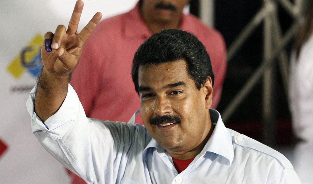 Maduro promove foguetório em resposta a panelaço de opositor (Foto: Ariana Cubillos) Maduro promove foguetório em resposta a panelaço de opositor