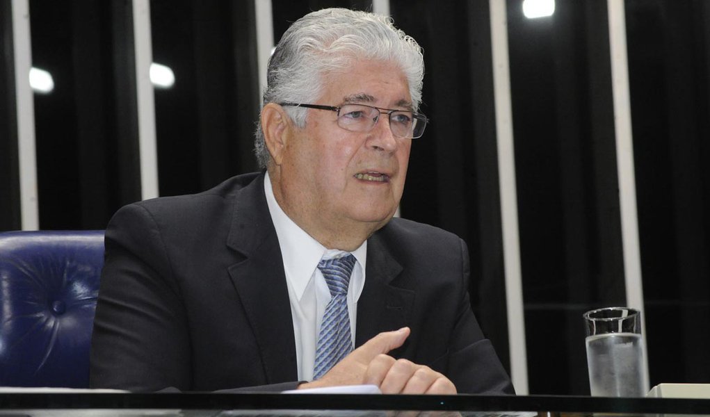 Presidente da sessão, senador Roberto Requião (PMDB-PR) (Foto: Leonardo Lucena) Presidente da sessão, senador Roberto Requião (PMDB-PR)
