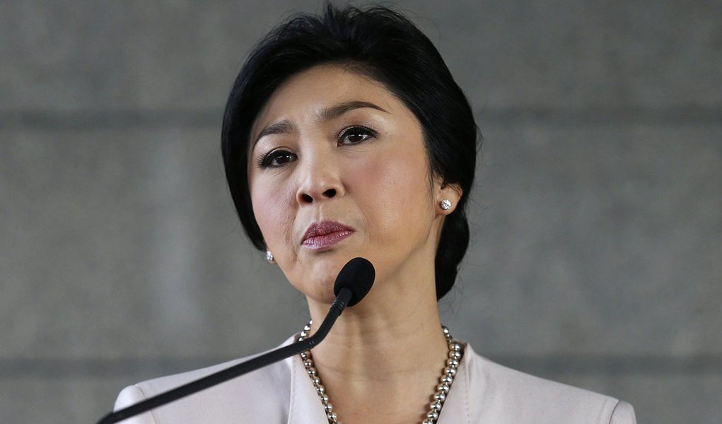 Thai Prime Minister Yingluck Shinawatra faces the media during a news conference after a cabinet meeting at The Army Club in Bangkok December 10, 2013. Yingluck pleaded on Tuesday for anti-government demonstrators to clear the streets and support a snap e (Foto: Gisele Federicce) www.brasil247.com - Thai Prime Minister Yingluck Shinawatra faces the media during a news conference after a cabinet meeting at The Army Club in Bangkok December 10, 2013. Yingluck pleaded on Tuesday for anti-government demonstrators to clear the streets and support a snap e