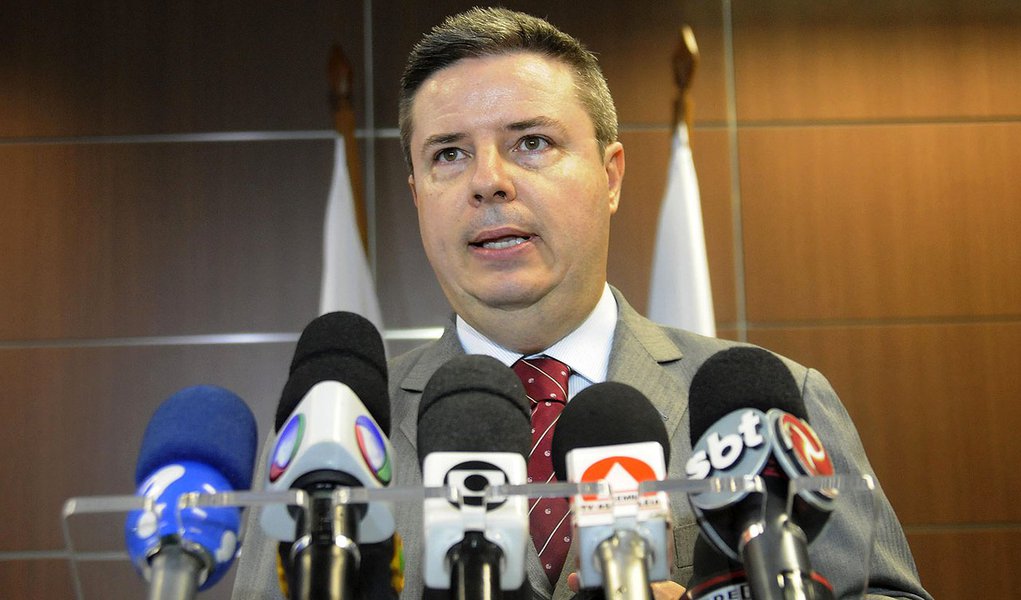 O governador Antonio Anastasia se reuniu, nesta segunda-feira (04/02), no Palácio Tiradentes, com o diretor-presidente da Minas Arena, Ricardo Barra, para discutir os problemas ocorridos no jogo de reabertura do Mineirão. Após o encontro, o governador con (Foto: Leonardo Lucena) O governador Antonio Anastasia se reuniu, nesta segunda-feira (04/02), no Palácio Tiradentes, com o diretor-presidente da Minas Arena, Ricardo Barra, para discutir os problemas ocorridos no jogo de reabertura do Mineirão. Após o encontro, o governador con