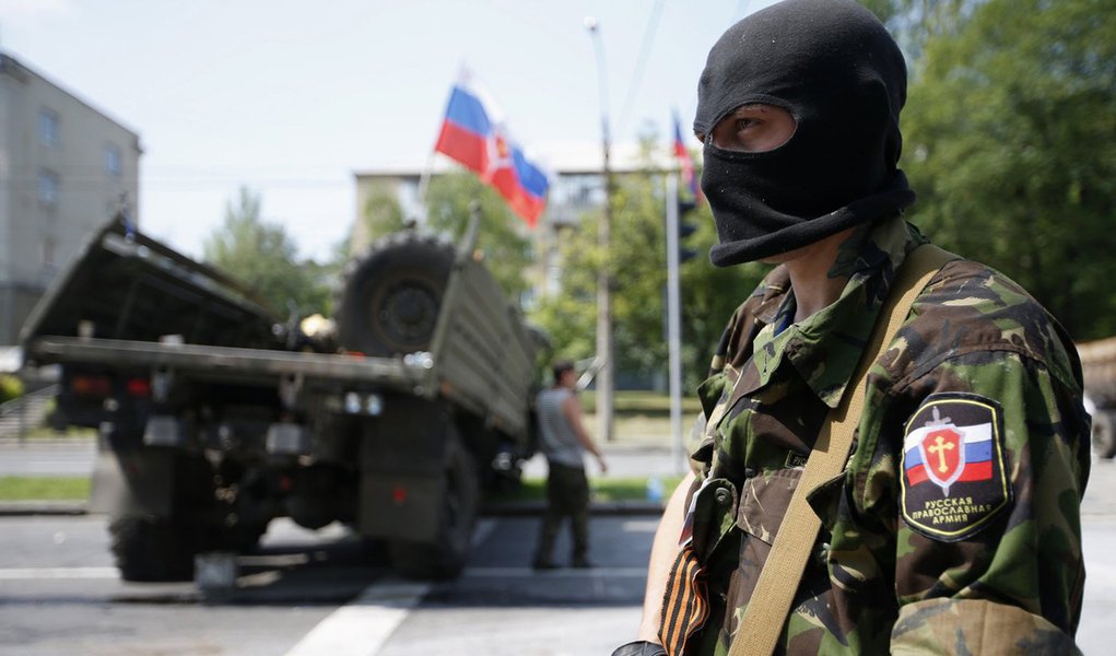 Membro de um grupo armado pró-Rússia chamado Exército Ortodoxo Russo monta guarda perto do aeroporto de Donetsk, no leste da Ucrânia. Separatistas pró-Rússia derrubaram nesta quinta-feira um helicóptero do Exército da Ucrânia, matando 14 militare (Foto: Gisele Federicce) Membro de um grupo armado pró-Rússia chamado Exército Ortodoxo Russo monta guarda perto do aeroporto de Donetsk, no leste da Ucrânia. Separatistas pró-Rússia derrubaram nesta quinta-feira um helicóptero do Exército da Ucrânia, matando 14 militare