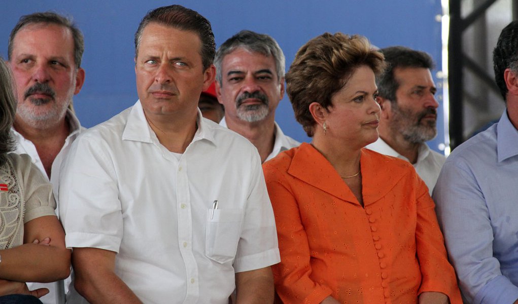 SERRA TALHADA, PE, 25.03.2013: DILMA ROUSSEFF/PE - A presidente Dilma Rousseff, acompanhada do governador Eduardo Campos (PSB-PE), durante cerimônia de inauguração de um trecho de 118 km da adutora do Pajeú, projeto hídrico incluído no Programa de Acelera (Foto: Roberta Namour) SERRA TALHADA, PE, 25.03.2013: DILMA ROUSSEFF/PE - A presidente Dilma Rousseff, acompanhada do governador Eduardo Campos (PSB-PE), durante cerimônia de inauguração de um trecho de 118 km da adutora do Pajeú, projeto hídrico incluído no Programa de Acelera