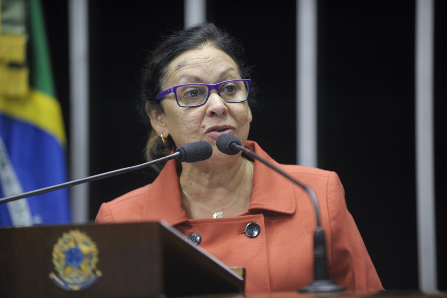 Senadora Lídice da Mata (PSB-BA) comemora a decisão do Instituto do Patrimônio Histórico e Artístico Nacional (IPHAN), de tombar o Teatro Castro Alves e o terreiro de candomblé Ilê Axé Oxumaré, ambos em Salvador (Foto: Romulo Faro) Senadora Lídice da Mata (PSB-BA) comemora a decisão do Instituto do Patrimônio Histórico e Artístico Nacional (IPHAN), de tombar o Teatro Castro Alves e o terreiro de candomblé Ilê Axé Oxumaré, ambos em Salvador