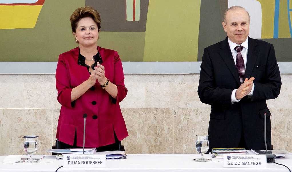 Brasília - DF, 30/08/2012. Presidenta Dilma Rousseff durante 39ª Reunião Ordinária do Pleno do Conselho de Desenvolvimento Econômico e Social - CDES. Foto: Roberto Stuckert Filho/PR. (Foto: Roberta Namour) Brasília - DF, 30/08/2012. Presidenta Dilma Rousseff durante 39ª Reunião Ordinária do Pleno do Conselho de Desenvolvimento Econômico e Social - CDES. Foto: Roberto Stuckert Filho/PR.