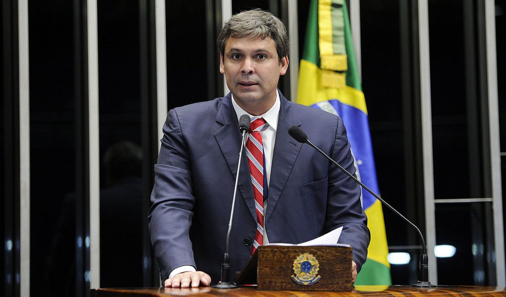 Senador Lindbergh Farias (PT-RJ) defende a aprovação de Proposta de Emenda à Constituição de sua autoria (PEC 51/2013), que prevê a reformulação do sistema de segurança pública e o modelo de polícia adotada pelo Brasil (Foto: Leonardo Lucena) Senador Lindbergh Farias (PT-RJ) defende a aprovação de Proposta de Emenda à Constituição de sua autoria (PEC 51/2013), que prevê a reformulação do sistema de segurança pública e o modelo de polícia adotada pelo Brasil