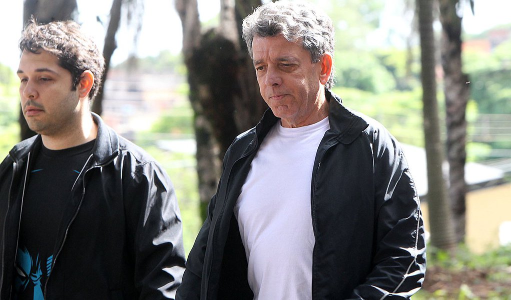BELO HORIZONTE, MG - 13.12.2013: MENSALÃO/TOLENTINO - Condenado no processo do mensalão por corrupção ativa e lavagem de dinheiro, Rogerio Tolentino, ex-advogado de Marcos Valério, deixa IML (Instituto Médico Legal), na região oeste de Belo Horizonte, nes (Foto: Roberta Namour) BELO HORIZONTE, MG - 13.12.2013: MENSALÃO/TOLENTINO - Condenado no processo do mensalão por corrupção ativa e lavagem de dinheiro, Rogerio Tolentino, ex-advogado de Marcos Valério, deixa IML (Instituto Médico Legal), na região oeste de Belo Horizonte, nes