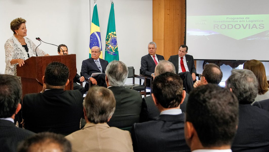 Brasília - DF, 12/03/2014. Presidenta Dilma Rousseff durante assinatura dos contratos de concessão das rodovias BR 163-MT, BR 163-MS e BR 040-DF, GO e MG. Foto: Roberto Stuckert Filho/PR (Foto: Gisele Federicce) Brasília - DF, 12/03/2014. Presidenta Dilma Rousseff durante assinatura dos contratos de concessão das rodovias BR 163-MT, BR 163-MS e BR 040-DF, GO e MG. Foto: Roberto Stuckert Filho/PR