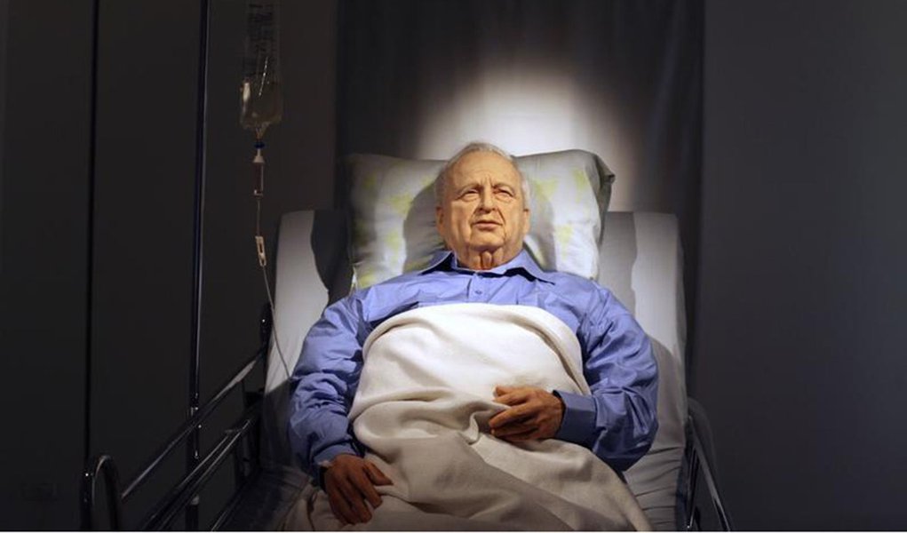 Obra de arte retrata o ex-primeiro-ministro de Israel Ariel Sharon em coma deitado em uma cama de hospital, na galeria Kishon, em Tel Aviv. O estado de saúde do ex-primeiro-ministro israelense Ariel Sharon, em coma desde que sofreu um derrame em 2006, con (Foto: Gisele Federicce) Obra de arte retrata o ex-primeiro-ministro de Israel Ariel Sharon em coma deitado em uma cama de hospital, na galeria Kishon, em Tel Aviv. O estado de saúde do ex-primeiro-ministro israelense Ariel Sharon, em coma desde que sofreu um derrame em 2006, con