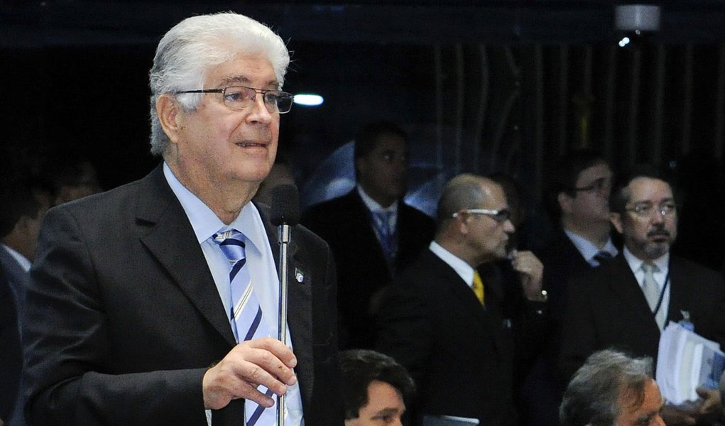 Senador Roberto Requião (PMDB-PR) defende seu pedido de urgência para tramitação do Projeto de Decreto Legislativo (PDS) 31/2013, que permite ao comerciante estabelecer preços diferentes para o mesmo produto no caso de o pagamento ser feito em dinheiro ou (Foto: Roberta Namour) Senador Roberto Requião (PMDB-PR) defende seu pedido de urgência para tramitação do Projeto de Decreto Legislativo (PDS) 31/2013, que permite ao comerciante estabelecer preços diferentes para o mesmo produto no caso de o pagamento ser feito em dinheiro ou