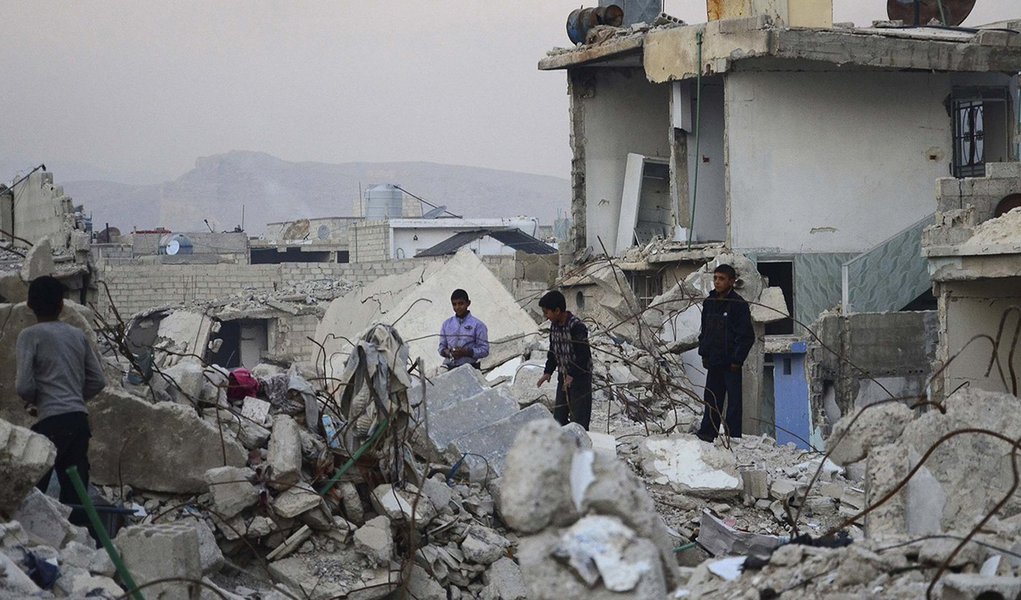Children walk on rubble of damaged buildings in the Duma neighbourhood of Damascus December 2, 2013. Picture taken December 2, 2013. REUTERS/Yousef Albostany (SYRIA - Tags: POLITICS CIVIL UNREST CONFLICT) (Foto: Gisele Federicce) Children walk on rubble of damaged buildings in the Duma neighbourhood of Damascus December 2, 2013. Picture taken December 2, 2013. REUTERS/Yousef Albostany (SYRIA - Tags: POLITICS CIVIL UNREST CONFLICT)