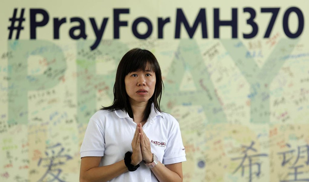 A woman prays for passengers onboard the missing Malaysia Airlines flight MH370 at Kechara retreat centre in Bentong outside Kuala Lumpur April 13, 2014. The search for the missing jetliner resumed on Saturday, five weeks after the plane disappeared from (Foto: Gisele Federicce) A woman prays for passengers onboard the missing Malaysia Airlines flight MH370 at Kechara retreat centre in Bentong outside Kuala Lumpur April 13, 2014. The search for the missing jetliner resumed on Saturday, five weeks after the plane disappeared from