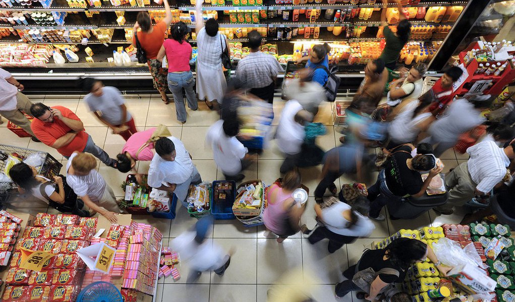 People come to a supermarket to buy food during a break in the curfew imposed by the Honduran goverment, in Tegucigalpa on September 23, 2009. Ousted President Manuel Zelaya holed up in Brazil's embassy seeking reinstatement, urged the UN General Assembly (Foto: Paulo Emílio) People come to a supermarket to buy food during a break in the curfew imposed by the Honduran goverment, in Tegucigalpa on September 23, 2009. Ousted President Manuel Zelaya holed up in Brazil's embassy seeking reinstatement, urged the UN General Assembly