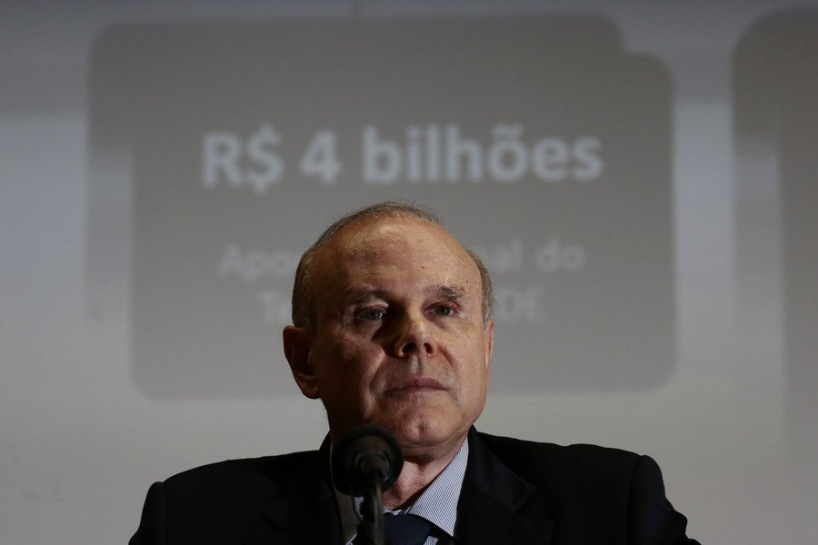 Brazil's Finance Minister Guido Mantega attends the announcement of the measures that the Brazilian government intends to take to the electricity sector in Brasilia March 13, 2014. Brazil's government will allow an increase in electricity rates to help di (Foto: Leonardo Attuch) Brazil's Finance Minister Guido Mantega attends the announcement of the measures that the Brazilian government intends to take to the electricity sector in Brasilia March 13, 2014. Brazil's government will allow an increase in electricity rates to help di
