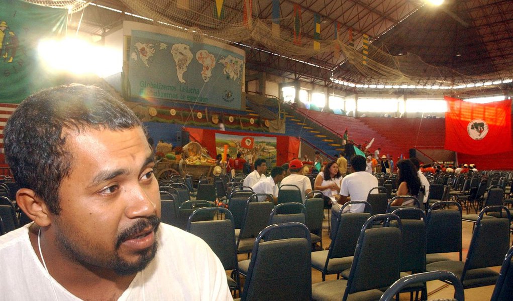 João paulo rodrigues coordenador nacional do Mst , da entrevista a Agência Brasil no forum social mundial foto marcello casal jr local Ginasio tesourinha (Foto: Roberta Namour) João paulo rodrigues coordenador nacional do Mst , da entrevista a Agência Brasil no forum social mundial foto marcello casal jr local Ginasio tesourinha
