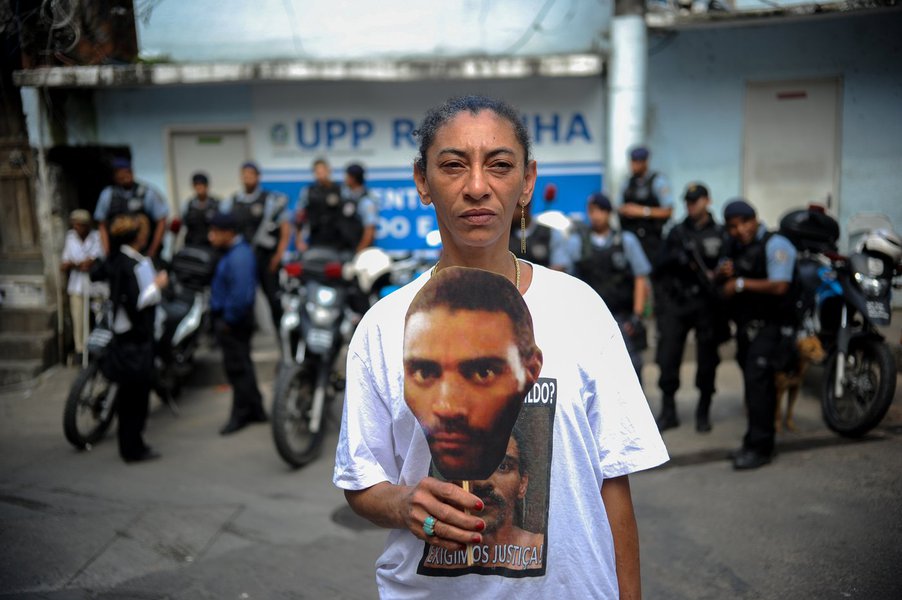 Rio de Janeiro - Parentes e amigos de Amarildo de Souza, desaparecido desde o dia 14 de julho deste ano, participaram de uma caminhada pelas vielas da favela da Rocinha e um enterro simbólico, refazendo o trajeto onde o ajudante de pedreiro foi visto pela (Foto: Leonardo Lucena) Rio de Janeiro - Parentes e amigos de Amarildo de Souza, desaparecido desde o dia 14 de julho deste ano, participaram de uma caminhada pelas vielas da favela da Rocinha e um enterro simbólico, refazendo o trajeto onde o ajudante de pedreiro foi visto pela