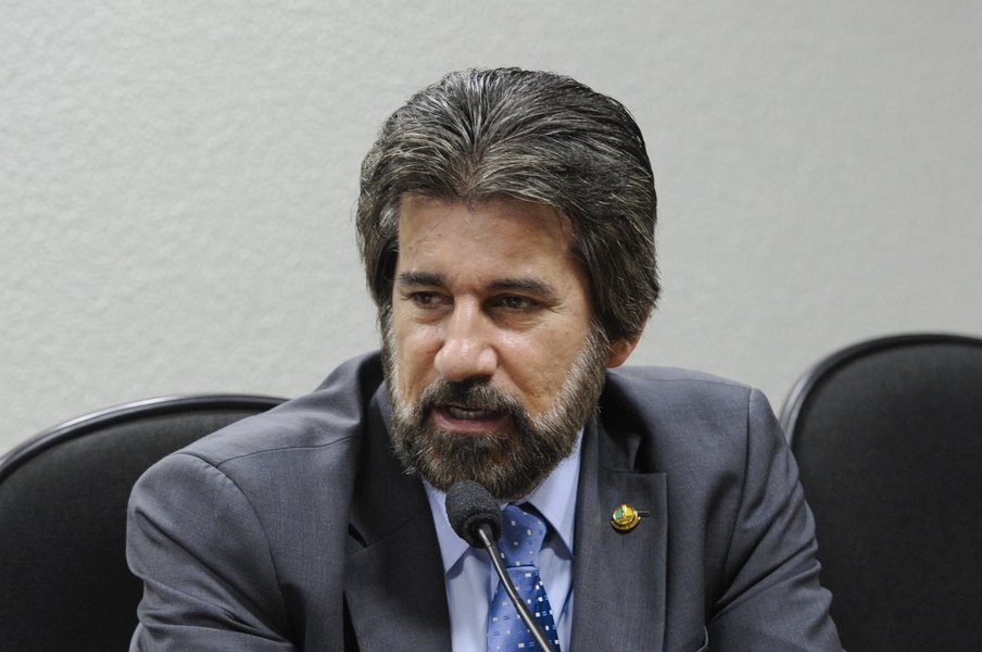 Senador Valdir Raupp (PMDB-RO) durante instalação dos trabalhos e eleição do presidente e vice-presidente da Subcomissão Permanente de Infraestrutura e Desenvolvimento Urbano (Foto: Gisele Federicce) Senador Valdir Raupp (PMDB-RO) durante instalação dos trabalhos e eleição do presidente e vice-presidente da Subcomissão Permanente de Infraestrutura e Desenvolvimento Urbano