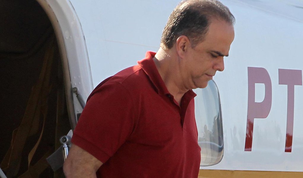BA - MARCOS VALÉRIO/PRISÃO/SALVADOR - POLÍTICA - Desembarque do empresário Marcos Valério no aeroporto de Salvador, Bahia, nesta sexta- feira. Valério está sendo acusado de participar de esquema de grilagem de terras em São Desidério (BA). Além dele, (Foto: Valter Lima) BA - MARCOS VALÉRIO/PRISÃO/SALVADOR - POLÍTICA - Desembarque do empresário Marcos Valério no aeroporto de Salvador, Bahia, nesta sexta- feira. Valério está sendo acusado de participar de esquema de grilagem de terras em São Desidério (BA). Além dele,