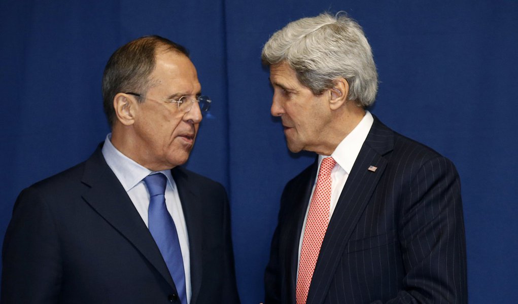 Russia's Foreign Minister Sergei Lavrov (L) and U.S.Secretary of State John Kerry meet to discuss the Ukraine crisis, at the Conference on International Support to Libya, in Rome March 6, 2014. It is the second meeting in as many days between Kerry and (Foto: Leonardo Attuch) Russia's Foreign Minister Sergei Lavrov (L) and U.S.Secretary of State John Kerry meet to discuss the Ukraine crisis, at the Conference on International Support to Libya, in Rome March 6, 2014. It is the second meeting in as many days between Kerry and